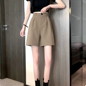 High waist dress shorts in Khaki/beige color